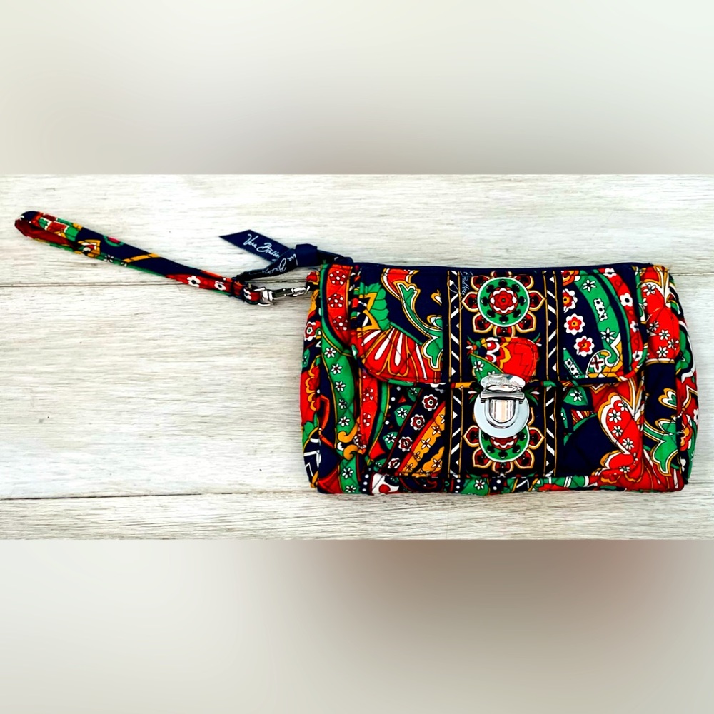 Excellent Condition Vera Bradley Wristlet with strap.
